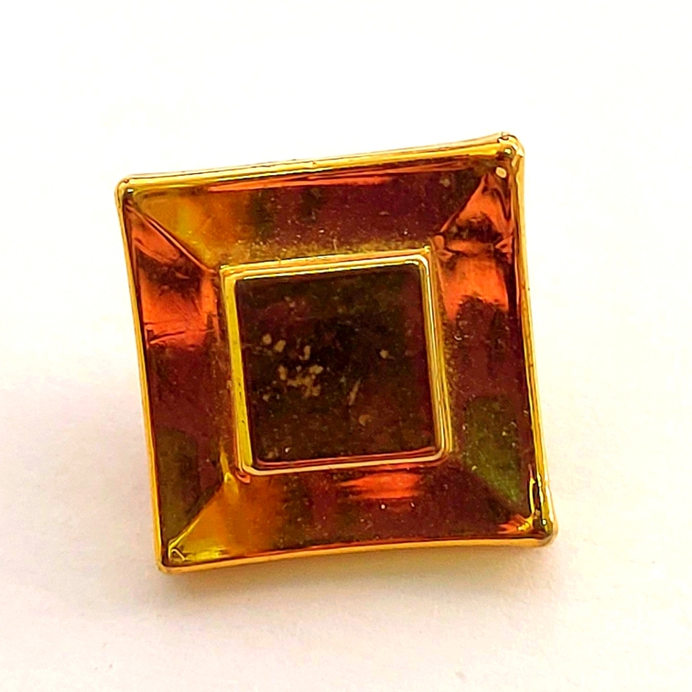 Golden square pin